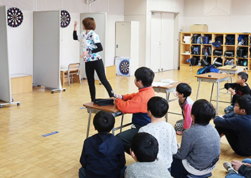 横浜市の小学校のダーツクラブにプロダーツ選手の広瀬晴香選手が訪問